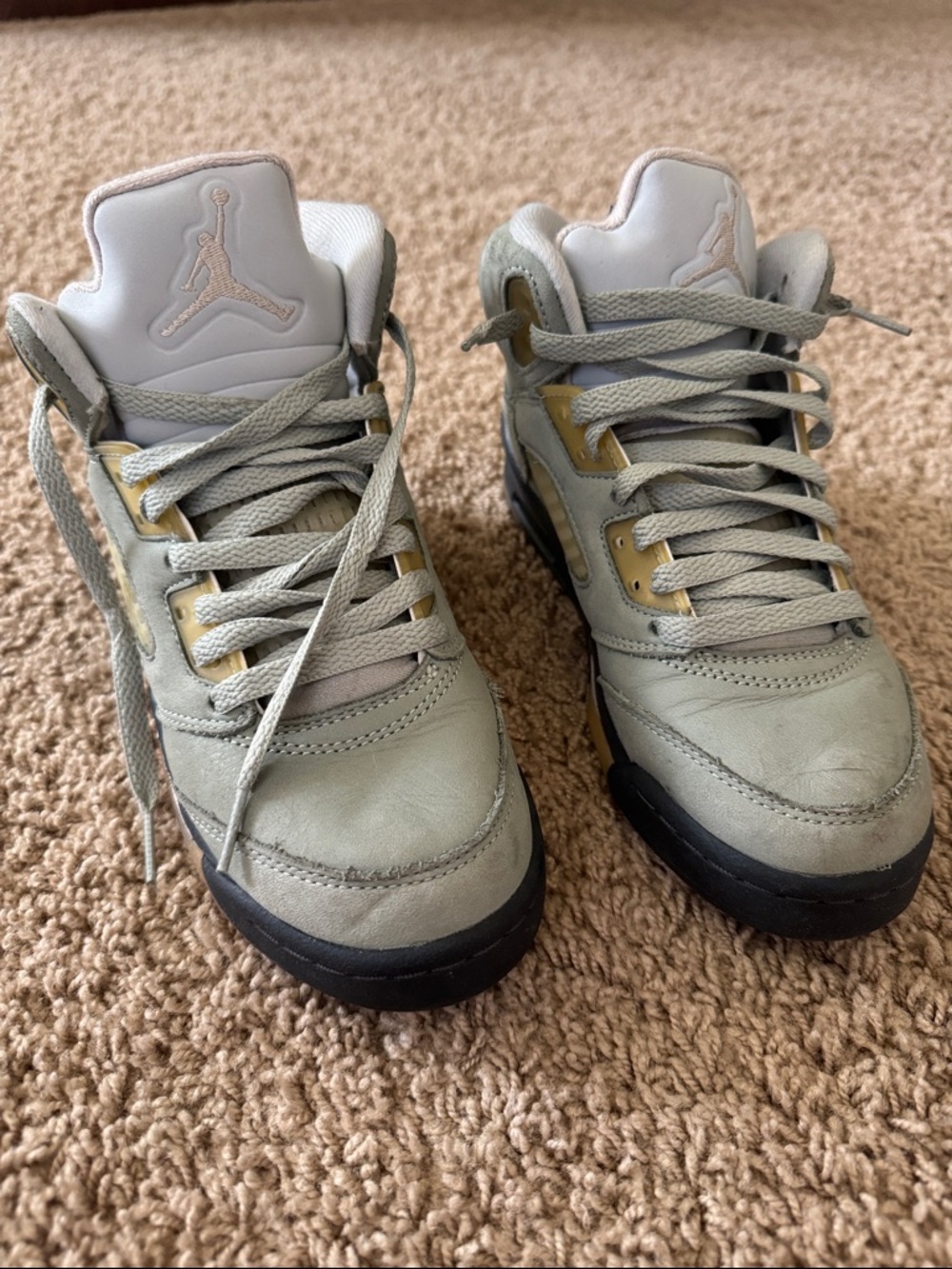 Boys Jordan High Top Sneakers in Light Gray with Black Soles and Gold Accents